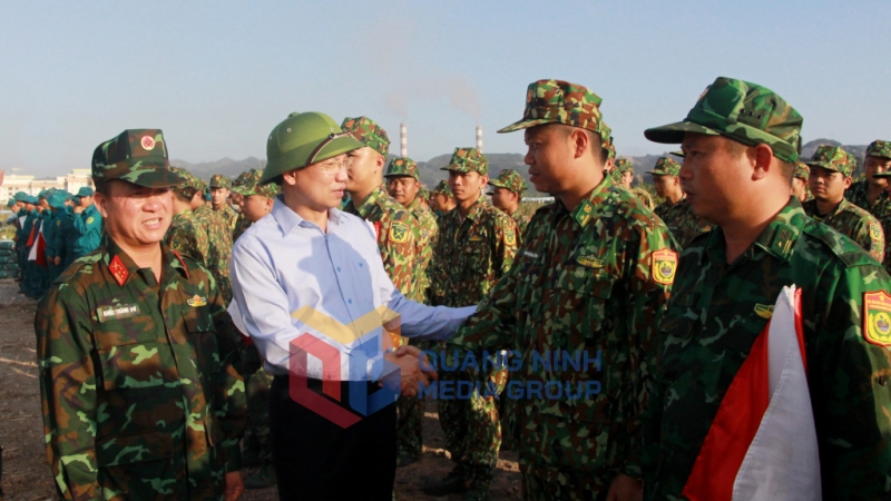 Đồng chí Bí thư Tỉnh ủy, Chủ tịch HĐND tỉnh hỏi thăm, động viên các lực lượng tham gia diễn tập (11-2022). Ảnh: Thu Chung