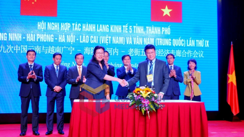 Đại diện thành phố Hạ Long (tỉnh Quảng Ninh) và thành phố Lệ Giang (tỉnh Vân Nam) ký kết Ý định thư về thiết lập quan hệ thành phố hữu nghị (11-2022). Ảnh: Minh Hà