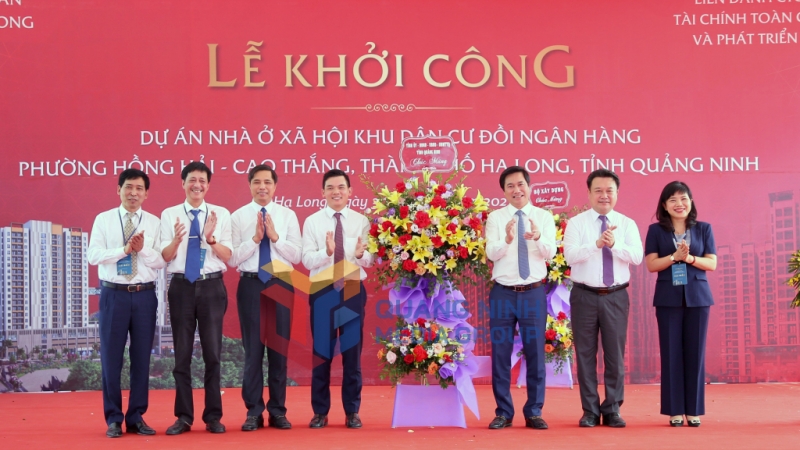 Đại diện lãnh đạo tỉnh tặng hoa chúc mừng chủ đầu tư và nhà thầu thi công tại lễ khởi công Dự án (10-2022). Ảnh: Minh Hà