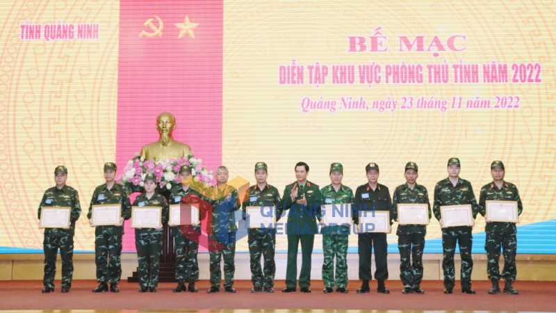 Nhiều tập thể, cá nhân được tặng bằng khen của Tư lệnh Quân khu 3 vì có thành tích xuất sắc trong cuộc diễn tập KVPT tỉnh Quảng Ninh năm 2022 (11-2022). Ảnh: Minh Đức
