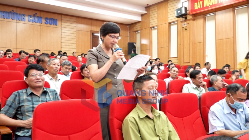 Cử tri TP Cẩm Phả tham gia ý kiến tại buổi tiếp xúc cử tri (11-2022). Ảnh: La Lành (CTV)