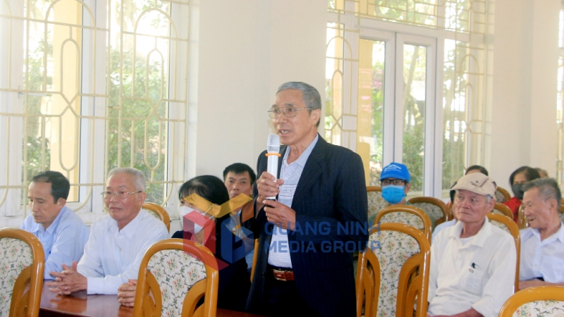Cử tri khu 7, phường Vàng Danh (TP Uông Bí), phát biểu ý kiến tại hội nghị (11-2022). Ảnh: Mạnh Trường