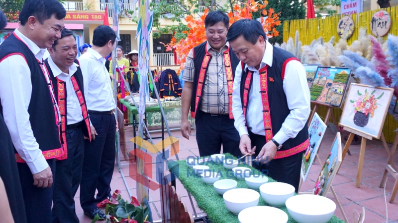 Các đại biểu tham quan các gian hàng trưng bày mang bản sắc văn hóa truyền thống của người dân huyện Ba Chẽ trong ngày hội  (11-2022). Ảnh: Nguyễn Thanh