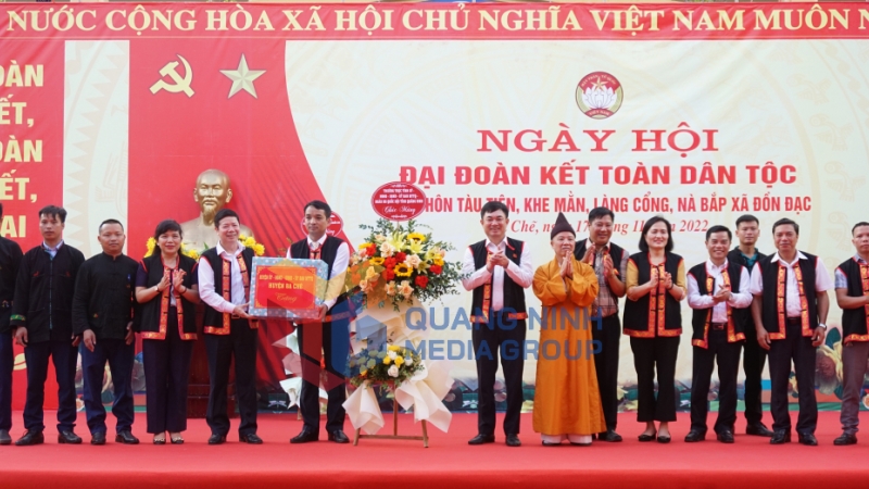 Các Đại biểu Quốc hội tỉnh Quảng Ninh tặng hoa chúc mừng ngày hội Đại đoàn kết toàn dân tộc tại xã Đồn Đạc  (11-2022). Ảnh: Nguyễn Thanh