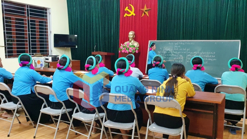 Lớp học xóa mù chữ tại các thôn, bản vùng cao của huyện Bình Liêu (11-2022). Ảnh: Hoài Minh