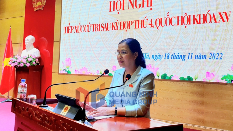 Đồng chí Đỗ Thị Lan báo cáo nhanh với cử tri huyện Hải Hà về kết quả Kỳ họp thứ 4, Quốc hội khóa XV (11-2022). Ảnh Hữu Việt