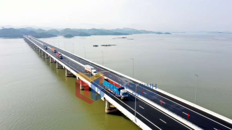 Phương tiện lưu thông trên cầu Vân Tiên (11-2022). Ảnh: Khánh Giang