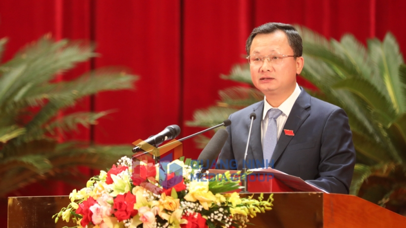 Đồng chí Cao Tường Huy, Quyền Chủ tịch UBND tỉnh, báo cáo tình hình kinh tế - xã hội và công tác chỉ đạo, điều hành của UBND tỉnh năm 2022 (12-2022). Ảnh: Đỗ Phương