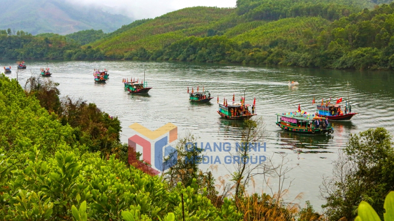 Tái hiện hành trình vượt biển của tổ tiên người Dao huyện Ba Chẽ trong lễ hội Bàn Vương năm 2022. Ảnh: Huỳnh Đăng