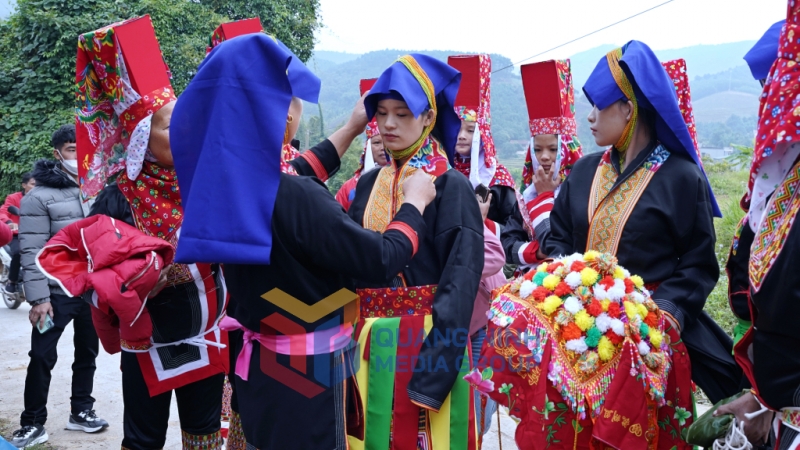 Cô dâu được họ nhà trai thay trang phục truyền thống của người Dao Bình Liêu bằng trang phục truyền thống của người Dao Ba Chẽ. Ảnh: Vũ Thành