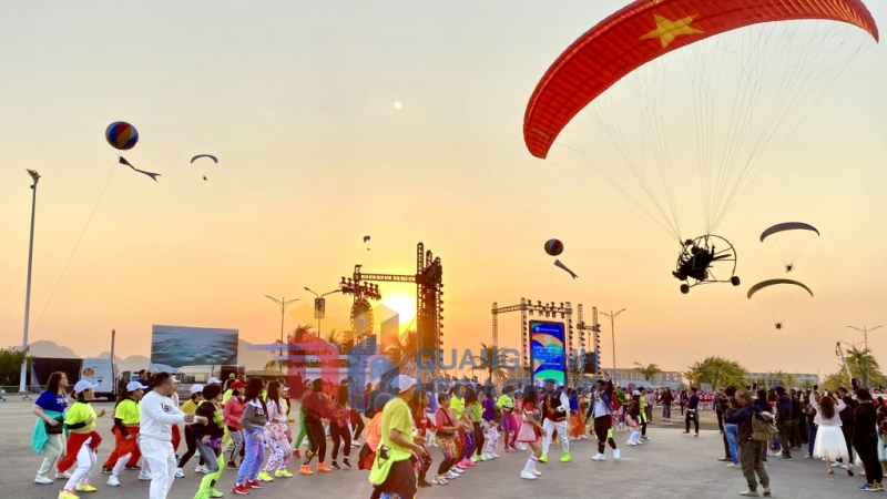 Lễ hội Carnaval mùa đông Hạ Long 2022 với chủ đề “Sắc màu kỳ quan” (12-2022). Ảnh: Hoàng Quỳnh