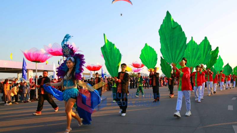 Các vũ công trong trang phục Carnival rực rỡ sắc màu... (1-2021). Ảnh: Ảnh Vũ Bích Cương
