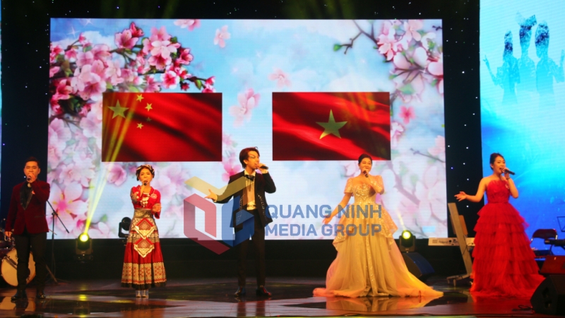 5 thí sinh Việt Nam tham dự vòng thi chung kết quốc tế cuộc thi thể hiện ca khúc Việt Nam - Trung Hoa (12-2022). Ảnh: Nguyễn Dung