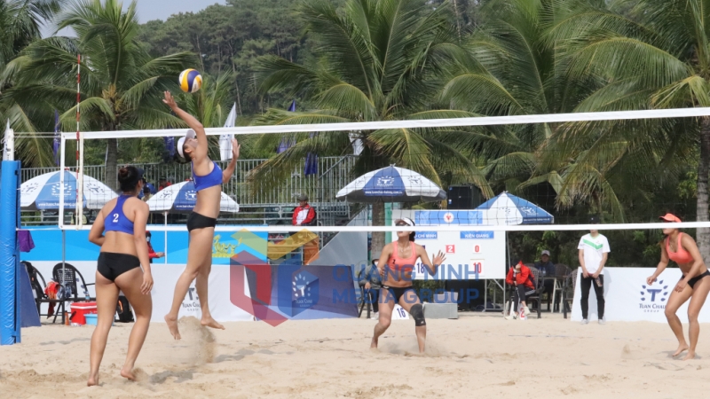 Các trận đấu của nội dung bóng chuyền bãi biển nữ diễn ra quyết liệt, hấp dẫn (12-2022). Ảnh: Minh Đức