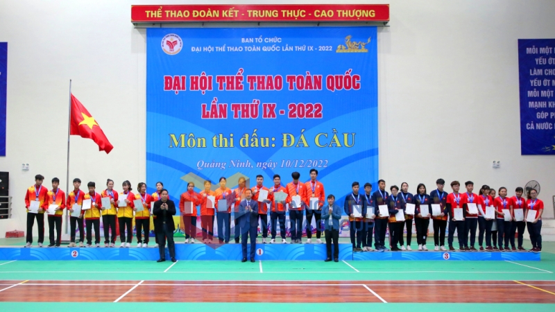 Ban Tổ chức trao huy chương cho các vận động viên xuất sắc của giải đấu (12-2022). Ảnh: Minh Hà