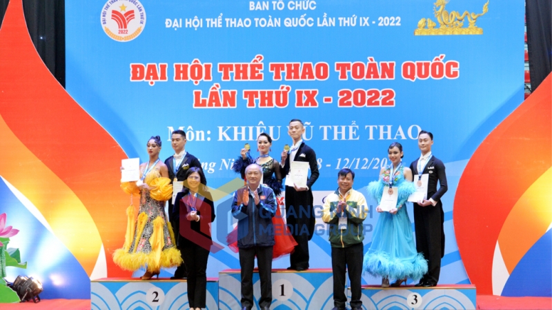 BTC trao giải cao nhất cho các VĐV đoạt giải tổng hợp 5 điệu Standard (12-2022). Ảnh: Hà Phong