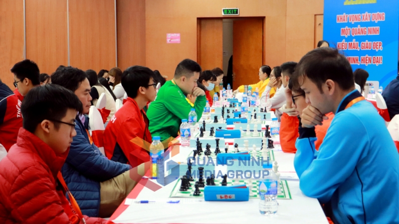 Các VĐV thi đấu cờ tiêu chuẩn, nội dung môn cờ vua (12-2022). Ảnh: Tạ Quân