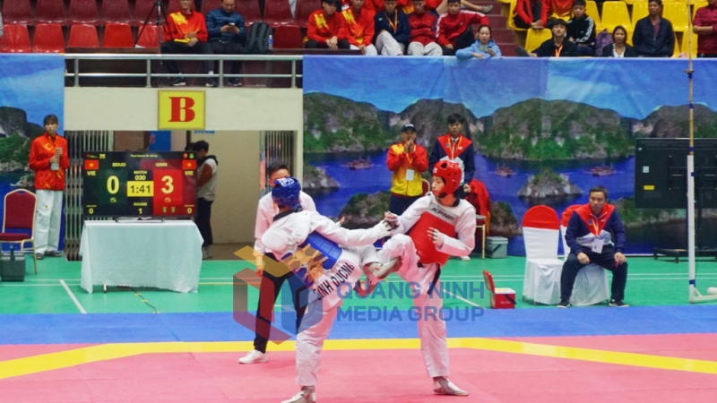 VĐV Nguyễn Hữu Thế Vinh, đội Quảng Ninh (giáp đỏ) mang về Huy chương Vàng cho đoàn Taekwondo Quảng Ninh (12-2022). Ảnh: Nguyễn Thanh
