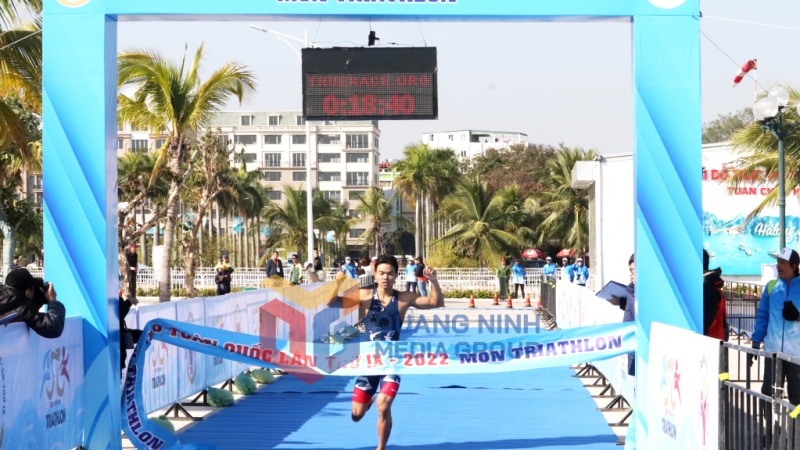 Vận động viên Hoàng Văn Hải đoàn Đà Nẵng đã xuất sắc giành được huy chương Vàng nội dung cá nhân nam cự ly bơi 500m, chạy 2,5 km (12-2022). Ảnh: Minh Đức