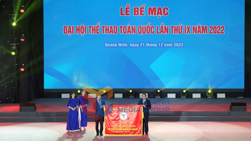 Đồng chí Cao Tường Huy, Quyền Chủ tịch Ủy ban nhân dân tỉnh Quảng Ninh nhận cờ lưu niệm của Bộ Văn hóa, Thể thao và Du lịch (12-2022). Ảnh: Minh Hà