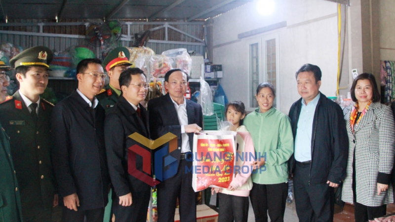 Đoàn công tác tặng quà Tết cho 13 hộ dân sinh sống trên đảo Trần (1-2023). Ảnh: Thu Chung
