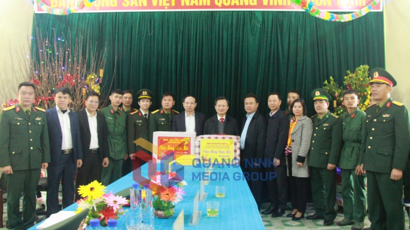 Đoàn công tác tặng quà Tết cho cán bộ, chiến sỹ Tiểu đoàn Bộ đội đảo Trần (1-2023). Ảnh: Thu Chung