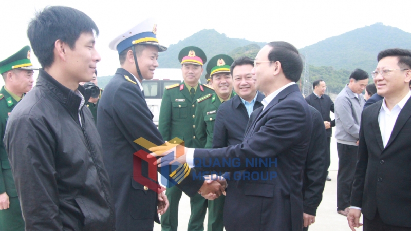 Đồng chí Bí thư Tỉnh ủy cùng đoàn công tác đến thăm cán bộ, chiến sỹ và nhân dân đảo Trần (huyện Cô Tô) (1-2023). Ảnh: Thu Chung