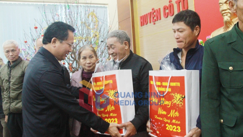 Đồng chí Cao Tường Huy, Quyền Chủ tịch UBND tỉnh trao quà Tết cho một số gia đình chính sách, người có công trên địa bàn huyện Cô Tô (1-2023). Ảnh: Thu Chung