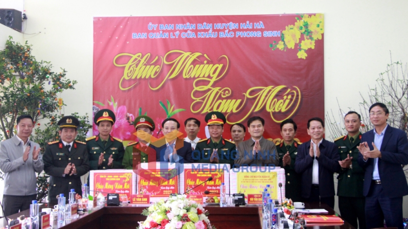 Đoàn công tác thăm, chúc Tết các lực lượng làm nhiệm vụ tại Cửa khẩu Bắc Phong Sinh (Hải Hà) (1-2023). Ảnh: Thu Chung