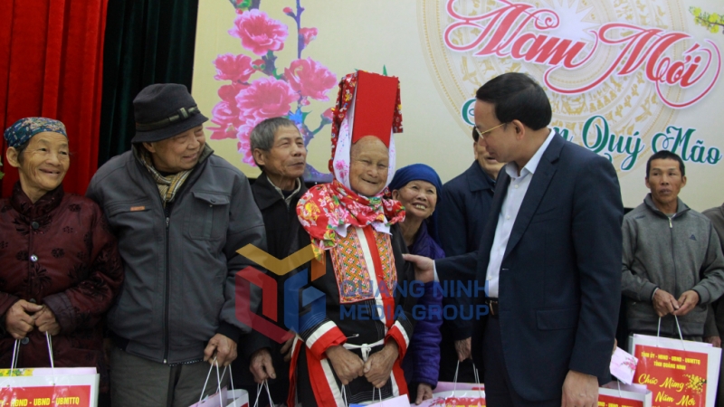 Đồng chí Bí thư Tỉnh ủy trao quà Tết và ân cần hỏi thăm sức khỏe, đời sống của các gia đình ở xã biên giới Hoành Mô (Bình Liêu) (1-2023). Ảnh: Thu Chung