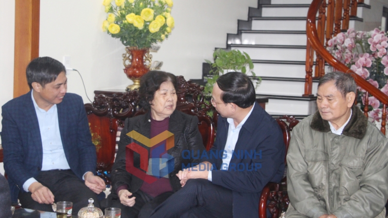 Đồng chí Bí thư Tỉnh ủy thăm hỏi tình hình sức khỏe, đời sống của bà Lương Thị Tám, vợ liệt sĩ Trần Văn Hướng ở phường Yết Kiêu (1-2023). Ảnh: Thu Chung