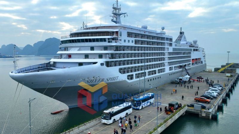 Sáng ngày 22-1-2023, tàu Silver Spirit đã đưa 500 khách du lịch quốc tế đến “xông đất” Quảng Ninh tại Cảng tàu khách quốc tế Hạ Long. Ảnh: Đỗ Phương