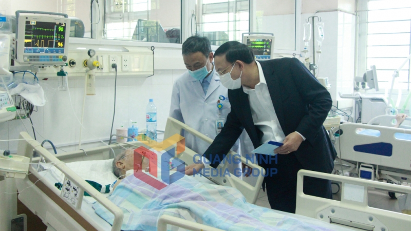 Đồng chí Bí thư Tỉnh ủy, Chủ tịch HĐND tỉnh trao quà Tết cho một số bệnh nhân nặng đang điều trị nội trú tại Bệnh viện Bãi Cháy (1-2023). Ảnh: Thu Chung