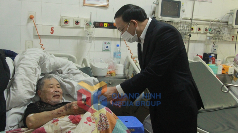 Đồng chí cũng đến trao quà Tết cho một số bệnh nhân tại Bệnh viện Đa khoa tỉnh (1-2023). Ảnh: Thu Chung