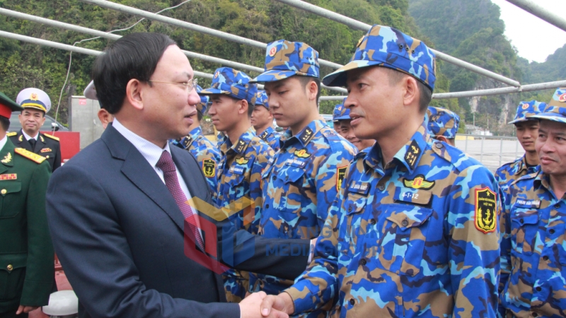 Đồng chí Bí thư Tỉnh ủy dành thời gian trò chuyện với các chiến sĩ làm nhiệm vụ trong dịp Tết (1-2023). Ảnh: Thu Chung