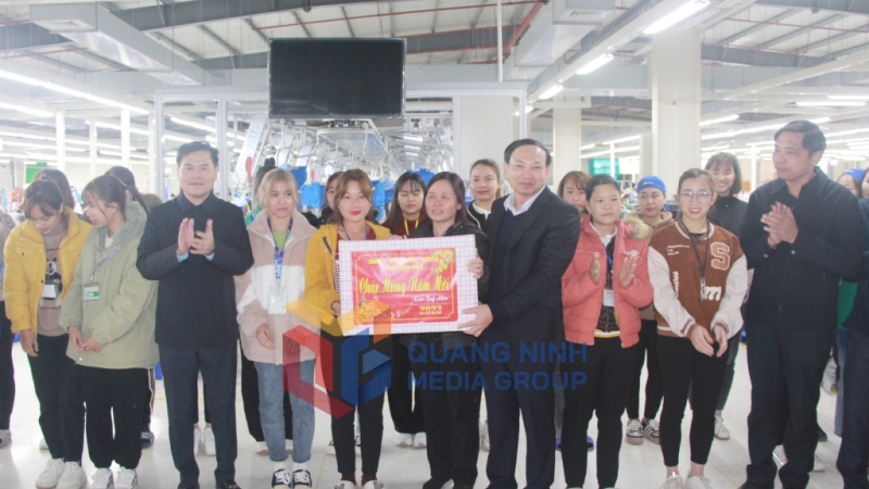 Đồng chí Bí thư Tỉnh ủy cùng đoàn công tác tặng quà động viên cho công nhân lao động Công ty TNHH Dệt may Weitai Hạ Long (1-2023). Ảnh: Thu Chung
