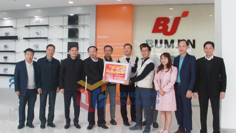 Đồng chí Bí thư Tỉnh ủy tặng quà động viên lãnh đạo và công nhân Công ty TNHH Bumjin Electronics Vina (1-2023). Ảnh: Thu Chung