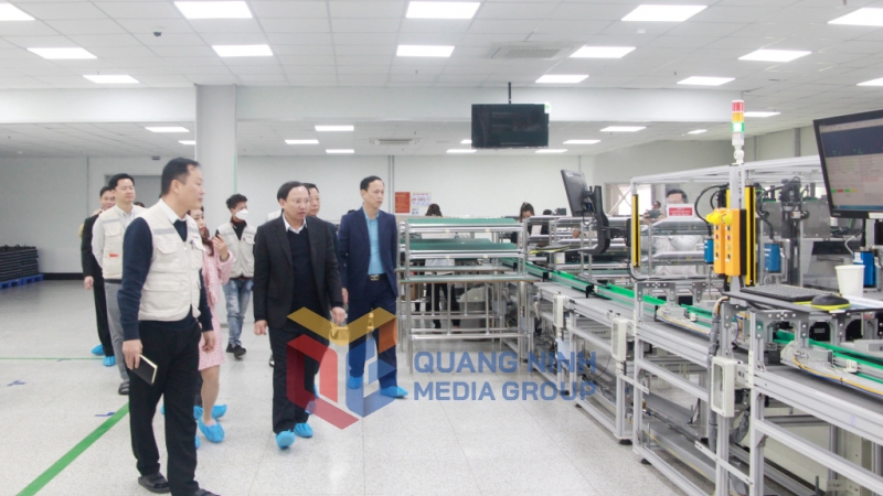 Đồng chí Bí thư Tỉnh ủy, Chủ tịch HĐND tỉnh thăm, kiểm tra tình hình sản xuất đầu năm tại Công ty TNHH Bumjin Electronics Vina (KCN Đông Mai) (1-2023). Ảnh: Thu Chung