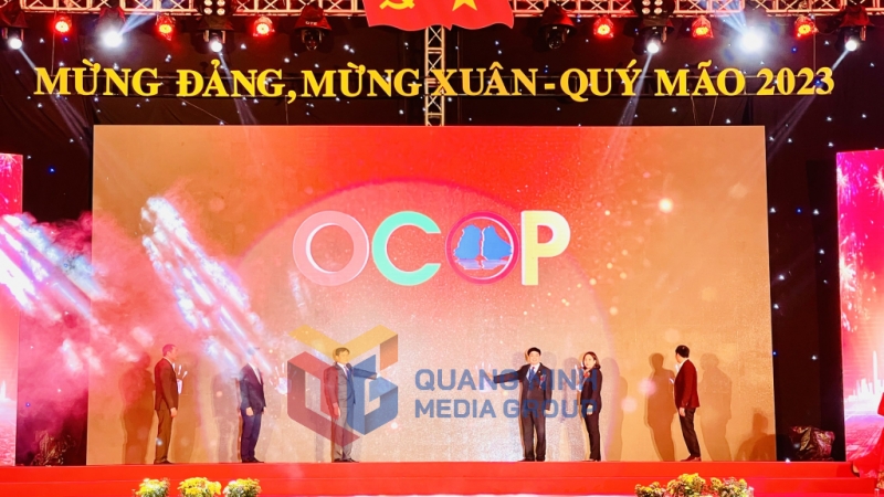 Các đại biểu ấn nút khai mạc Hội chợ OCOP Quảng Ninh - Xuân 2023 (1-2023). Ảnh: Minh Đức