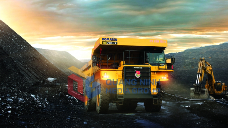 Xe ô tô trọng tải lớn từ 90-100 tấn trên khai trường mỏ lộ thiên Hà Tu (12-2023). Ảnh Hoàng Yến