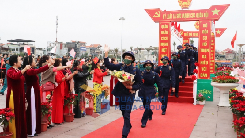 Các tân binh TP Cẩm Phả hồ hởi bước qua cầu vinh quang trước khi nhập ngũ (2-2023). Ảnh: Trung tâm Truyền thông tỉnh Quảng Ninh