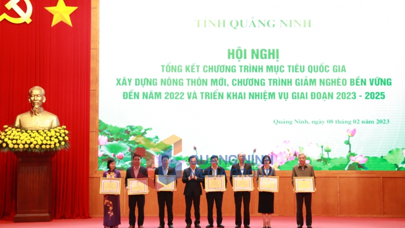Đồng chí Cao Tường Huy, Quyền Chủ tịch UBND tỉnh trao Bằng khen của UBND tỉnh cho các tập thể có thành tích xuất sắc trong thực hiện Chương trình MTQG giảm nghèo bền vững (2-2023). Ảnh: Hoàng Quỳnh