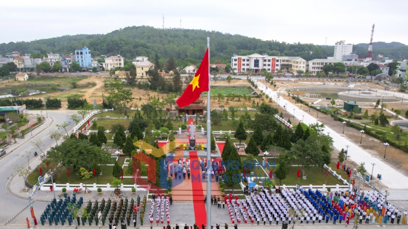 Toàn cảnh Lễ thượng cờ trên đảo Cô Tô (4-2022). Ảnh: Hùng Sơn