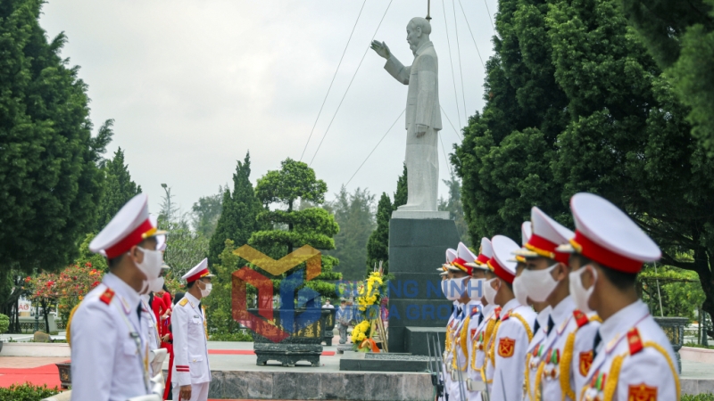 Ngay từ 6 giờ sáng, các chiến sĩ tiêu binh của Bộ Tư lệnh Bảo vệ Lăng Chủ tịch Hồ Chí Minh đã có mặt để chuẩn bị cho nghi lễ thiêng liêng này (4-2022). Ảnh: Hùng Sơn