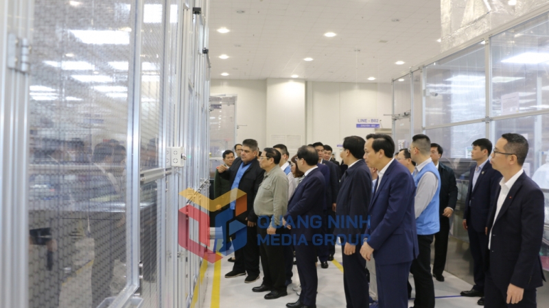 Thủ tướng Chính phủ Phạm Minh Chính kiểm tra dây chuyền sản xuất mô-đun LCD/OLED và tivi thuộc dự án Dự án S - Việt Nam (2-2023). Ảnh: Hùng Sơn