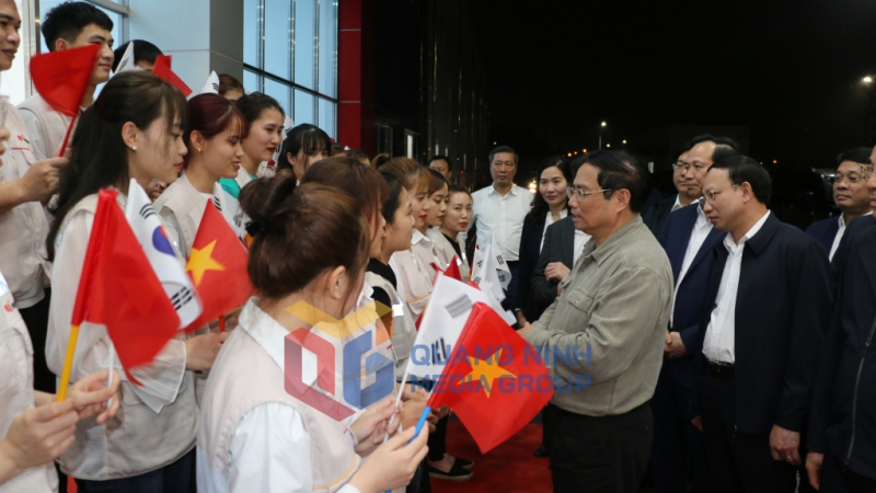 Thủ tướng Chính phủ Phạm Minh Chính trao đổi với công nhân KCN Đông Mai (2-2023). Ảnh: Hùng Sơn