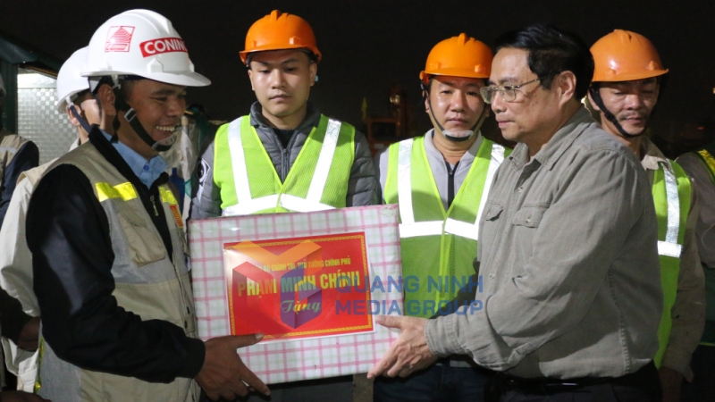 Thủ tướng Phạm Minh Chính thăm, tặng quà cho công nhân đang thi công Dự án Khu nhà ở công nhân và chuyên gia phục vụ KCN Đông Mai (2-2023). Ảnh: Hùng Sơn