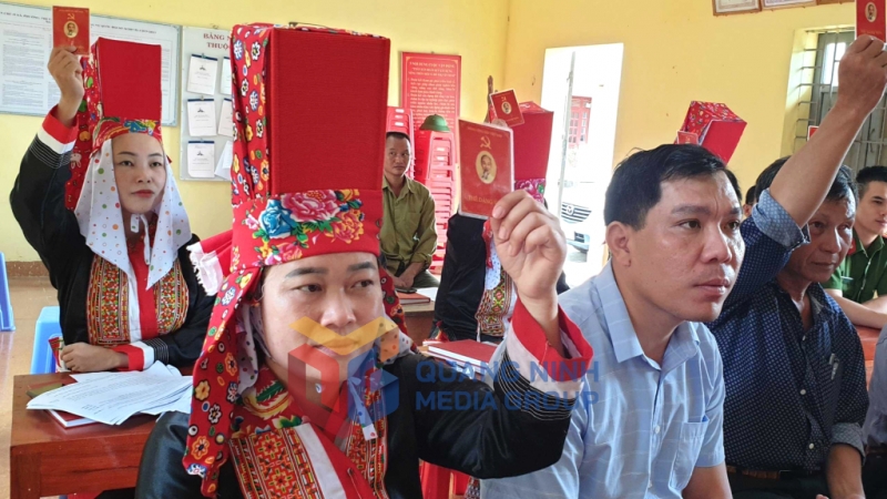 Đảng viên chi bộ thôn Phú Cường, xã Yên Than (huyện Tiên Yên) biểu quyết tại đại hội. Ảnh: Trung tâm Truyền thông Văn hóa Tiên Yên