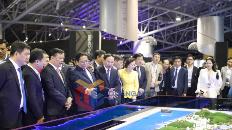 Thủ tướng Chính phủ Phạm Minh Chính cùng các đại biểu tham quan khu trưng bày Quy hoạch tỉnh Quảng Ninh và các địa phương.
