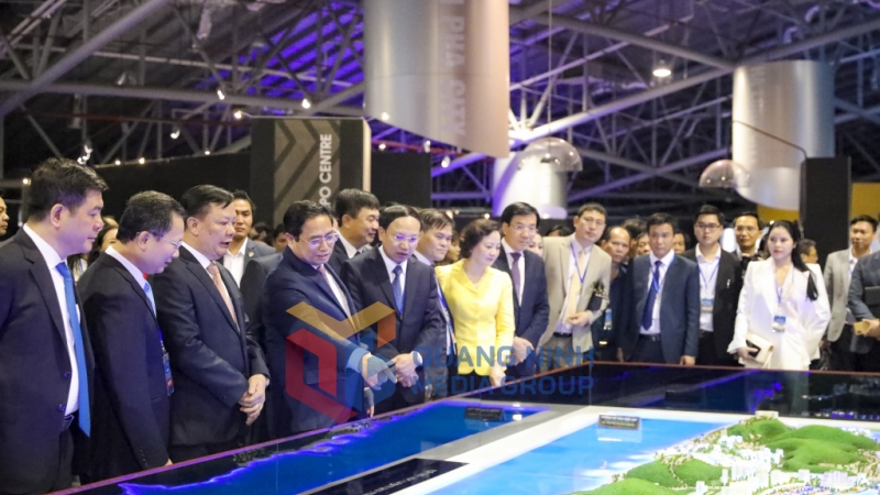 Thủ tướng Chính phủ Phạm Minh Chính cùng các đại biểu tham quan khu trưng bày Quy hoạch tỉnh Quảng Ninh và các địa phương.